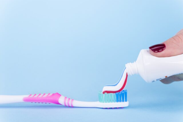 How to brush sensitive teeth properly